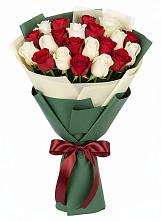 Букет Микс из красных и белых роз в Чернолучинском
