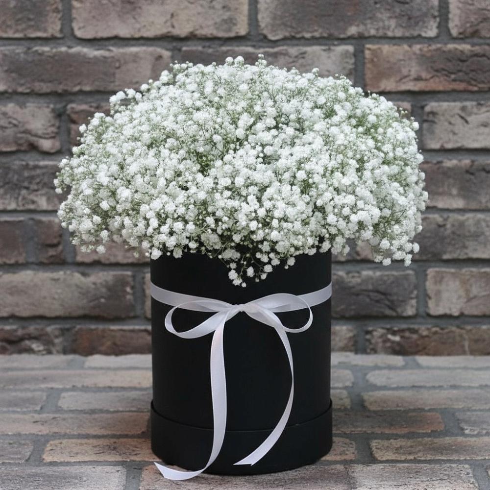 Цветочная композиция из Гипсофила в шляпной коробке в Чернолучинском