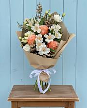 Букет цветов из:  Альстромерии, Лизиантусы, Розы и Хризантемы в Чернолучинском