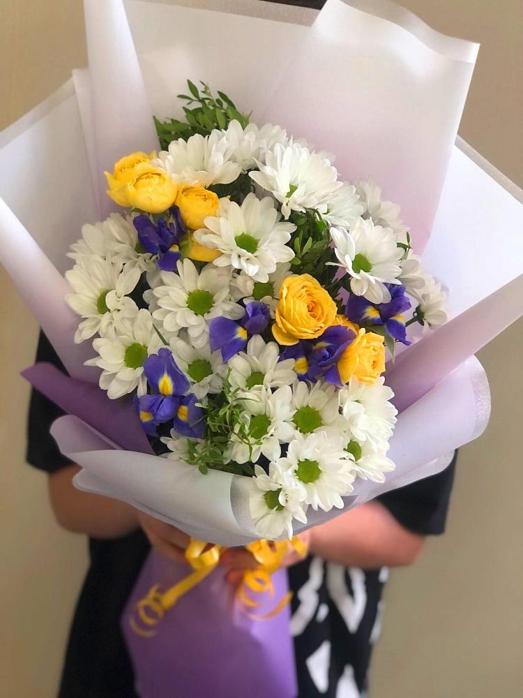 Букет цветов из: Ирисы, Хризантемы и Розы в Чернолучинском