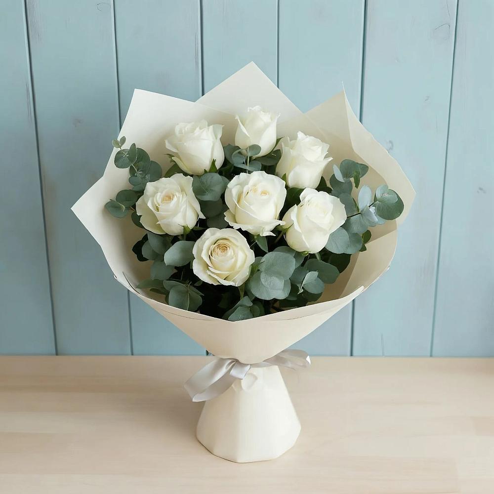 Букет Белые розы в Эвкалипте в Чернолучинском