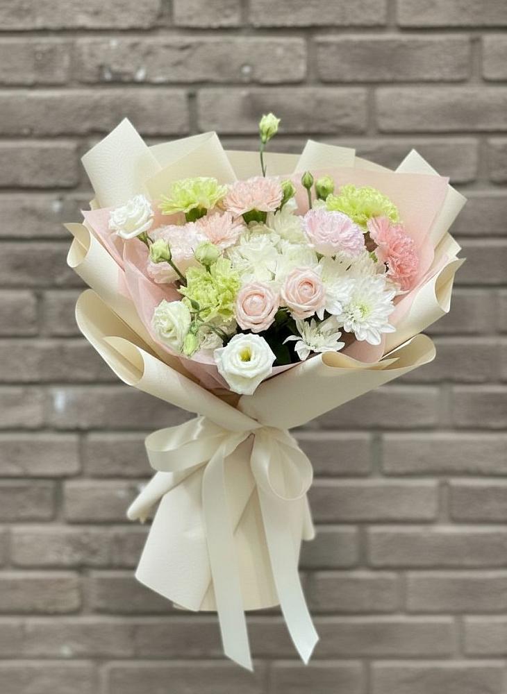 Букет цветов из: Гвоздики, Розы, Лизиантусы и Хризантемы в Чернолучинском