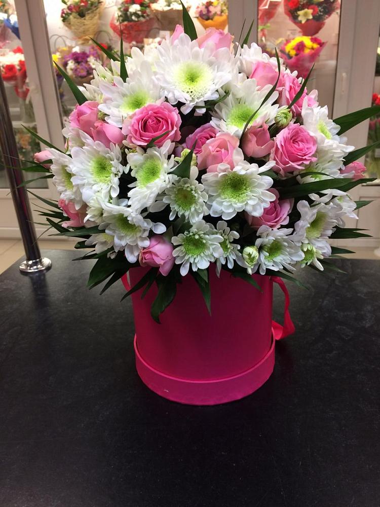 Цветочная композиция из Розы и Хризантемы в шляпной коробке в Чернолучинском