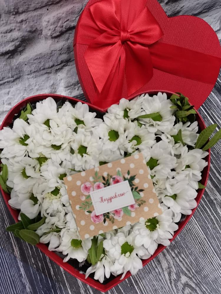 Цветочная композиция из Хризантемы в виде сердца в Чернолучинском