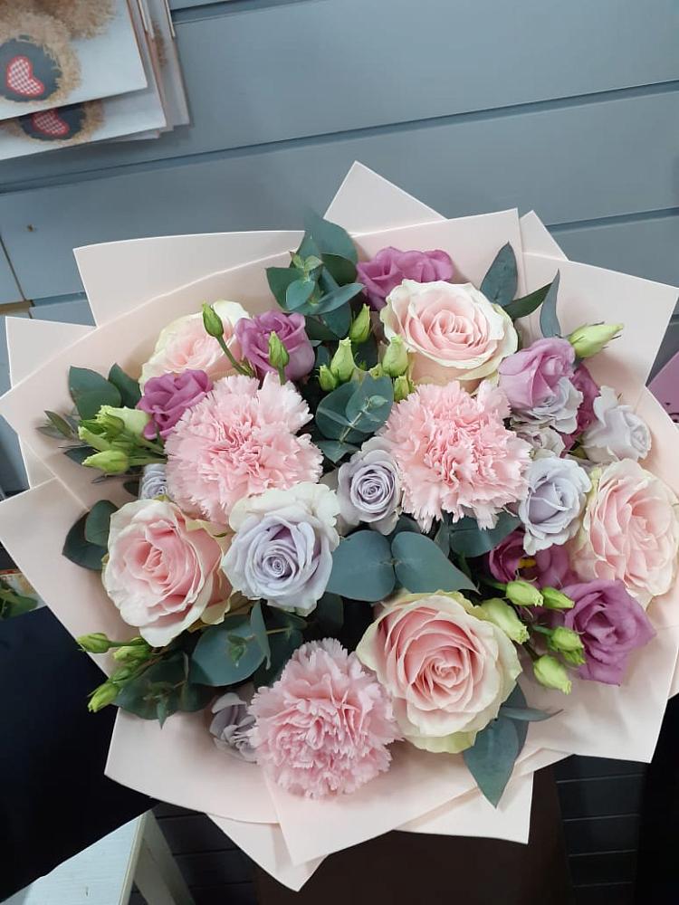 Букет цветов из: Розы, Гвоздики и Лизиантусы в Чернолучинском